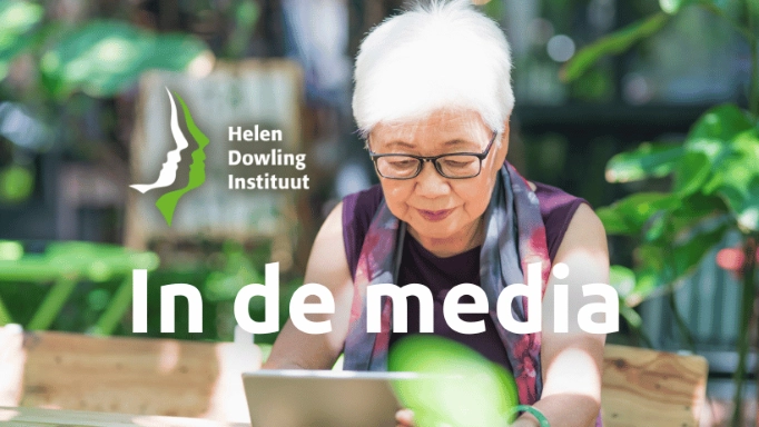 Helen Dowling Instituut in de media. Een vrouw leest nieuws over het HDI op haar tablet.