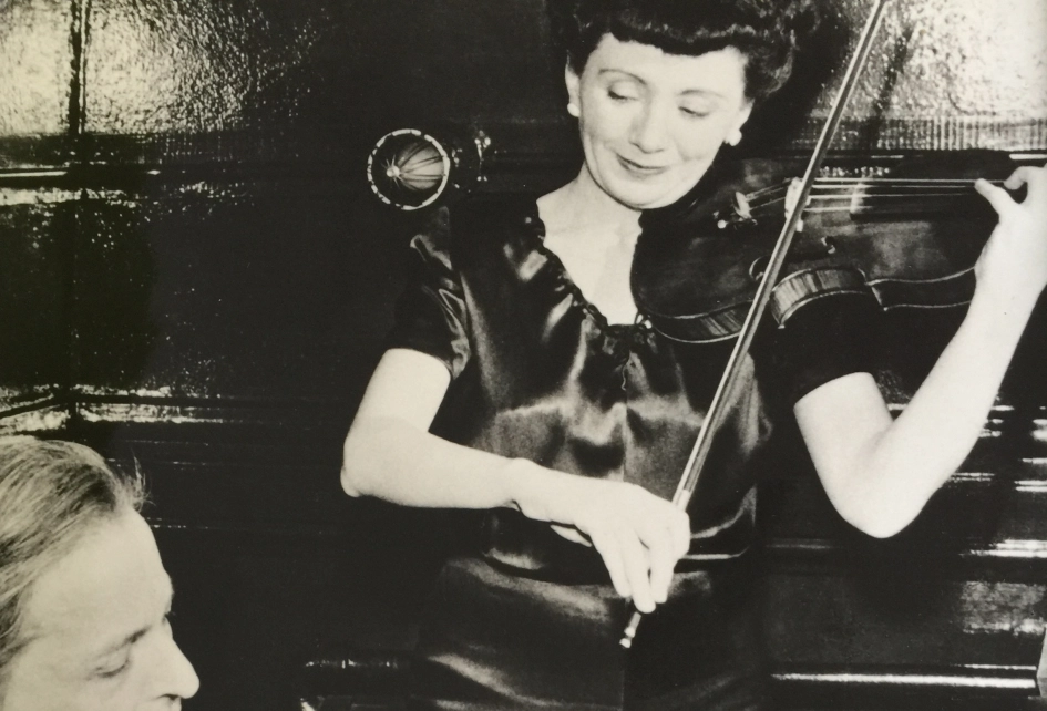 Helen Dowling op viool begeleid door George Enescu op piano