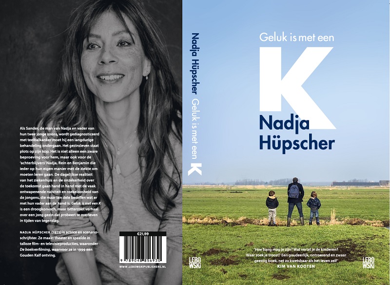 Boekcover van Geluk is met een K van Nadja Hüpscher. Links de achterflaptekst met een foto van de schrijver. Rechts de titel van het boek met een foto van haar zieke partner en twee zoons die staan wild te plassen in een weiland.